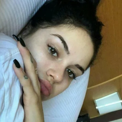 hommes, maggie linderman, daghestan girls, selfie de maggie lindemann, maquillage par maggie linderman