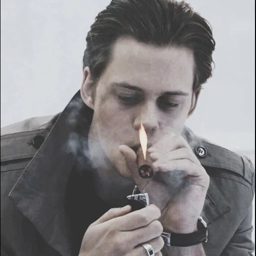 pria, laki-laki baik, pria tampan, bill scarsgard merokok, bill scarsgard dalam ketinggian penuh dengan sebatang rokok