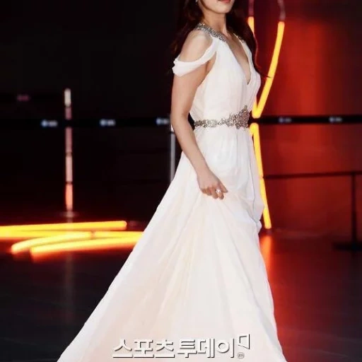 pakaiannya sangat indah, gaun korea, gaun pengantin, gaun elegan, gaun park shin hye