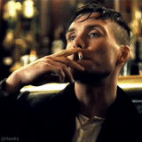 thomas shelby, visières pointues, visors pointus thomas shelby fume, visors pointus thomas shelby whisky, visors pointus thomas shelby cigareta