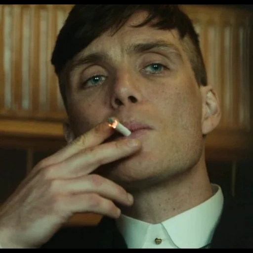 tommy shelby, король артур, киллиан мёрфи, острые козырьки курят, томас шелби сигаретой