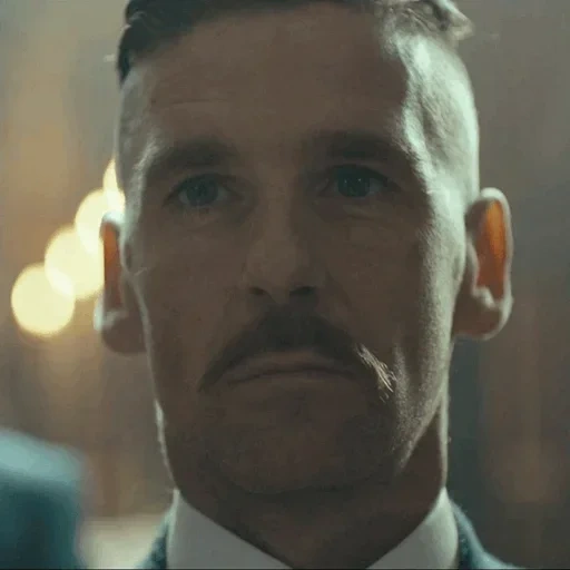 arthur shelby par derrière, thomas arthur shelby, paul anderson arthur shelby, visors pointus arthur shelby, visors tranchants arthur shelby coiffure