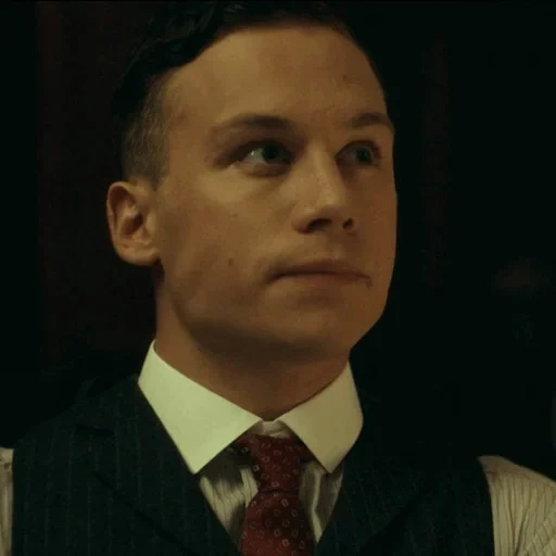 finn cole, campo del film, thomas shelby, visori acuti, visori taglienti michael