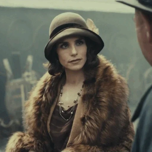 donna, visori acuti, charlotte riley peaky, may carlton sharp visor, charlotte riley visure ascolta