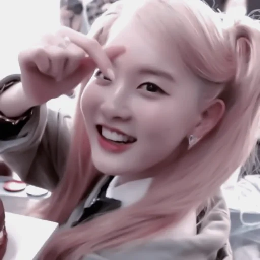 iz un, jeune femme, itzy ryujin, maquillage coréen, couleur de cheveux rose