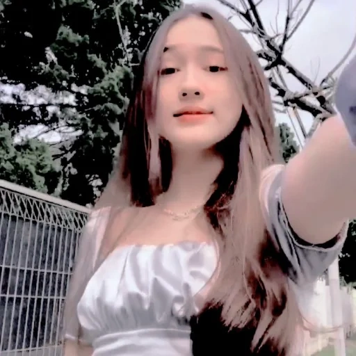 jeune femme, bonamur1 tik, itzy charyeong, adobe photoshop lightroom, dying des cheveux 2020 corée 2 côtés différents