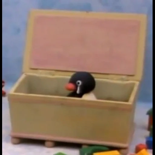 um brinquedo, memes de pingu, baú de madeira, coisas muito estranhas, uma caixa de madeira de madeira