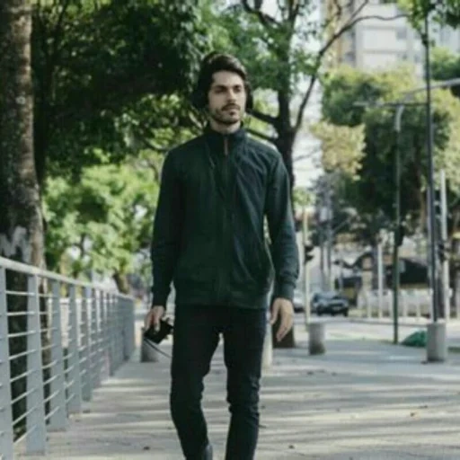 el hombre, la persona camina, ilker ayryk, serie turca, bajo sospeche mira español con subtítulos en español