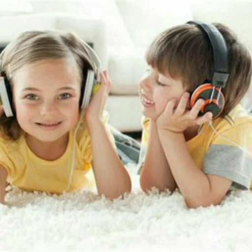 sonho colorido, fones de ouvido para crianças, fones de ouvido para crianças, as crianças ouvem música, desenvolvimento auditivo musical