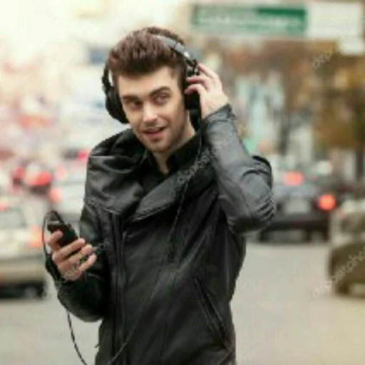jovem, masculino, pessoas usando fones de ouvido, pessoas na rua dos fones de ouvido, pessoas usando fones de ouvido na rua