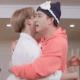 вигуки, вигуки bts, пары корейские, марк хэчан поцелуй, pusuibg against locker kiss