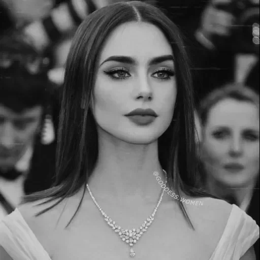 augen makeup, lily collins, make up frisur, die frau ist wunderschön, make up lily collins cannes 2017