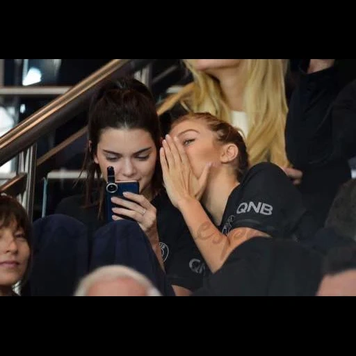 hadid, gigi hadid, kendall jenner, kendall gigi psg, gigi hadid kendall jenner football