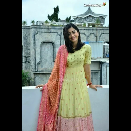 девушка, индийские наряды, индийская одежда, рашмика манданна, индийские платья пол