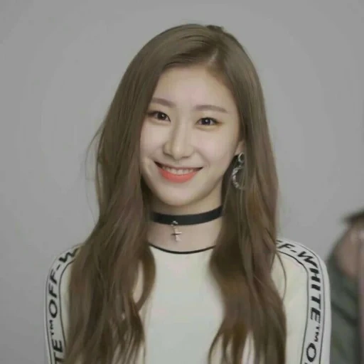 yuna, charyeong, loona kim lip, charyeong itzy, cheyun izone è nero itzy