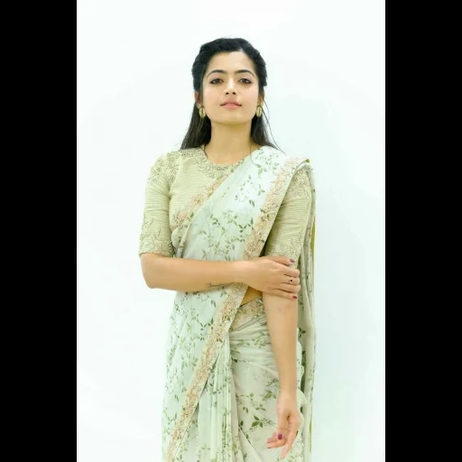 giovane donna, shriya saran sari, kajol devgan sari, rashmika mandanna sari, posa calda di rashmika mandhana
