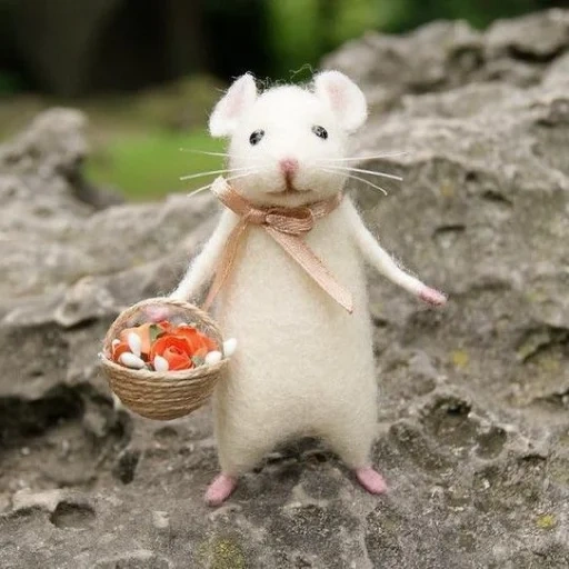 un juguete, los ratones son blancos, el mouse con agujas, pequeño ratón, ratón de computadora