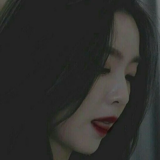 hyuna, velours rouge, kan silgi, velène rouge, sylgi esthétique sombre