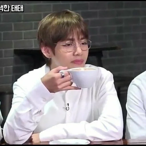 kim tae hyun, tae hyung sta bevendo il tè, meme bts taiheng, tae hyung sta bevendo il tè, la gente rossa beve il tè