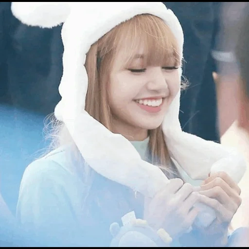 poudre noire, lisa blackpink, chapeau manoban fox, poudre noire de renard, lisa blackpink bravo star