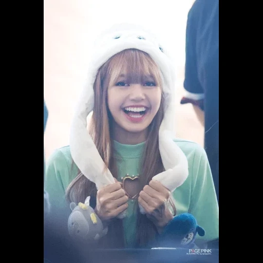 blackpink lisa, el teléfono es una cámara, fox manoban shapka, lalisa manoban hat, lisa blackpink bravo stars