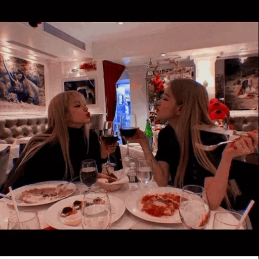 giovane donna, blackpink lisa, rose blackpink, ristorante rose blackpink