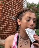 mujer, muchachas, niño, chica en su boca, desafío del condón a través de la nariz