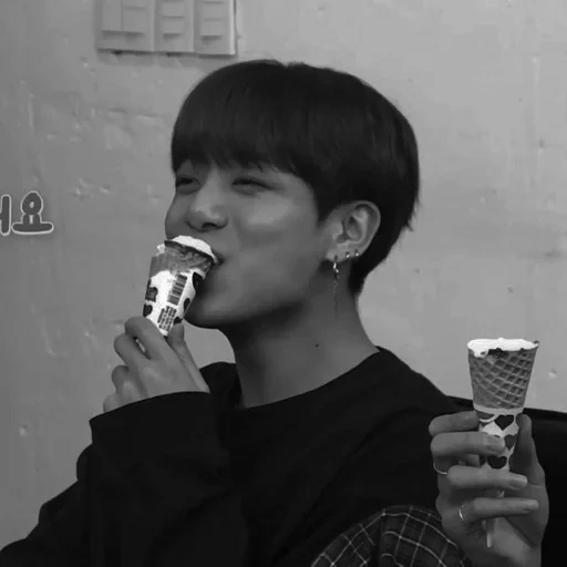 jung jungkook, bts jungkook, taehyun menggigit bts, es krim jungkook, jeon jungkook bts