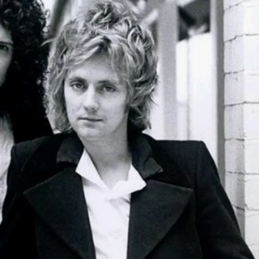 queen 1977, roger taylor, roger taylor cigareta, queen bohemian rhapsody 1975, queen little thing called love