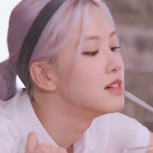 gli asiatici, la ragazza, borsa lunga, attrice coreana, kim lip loona eclipse