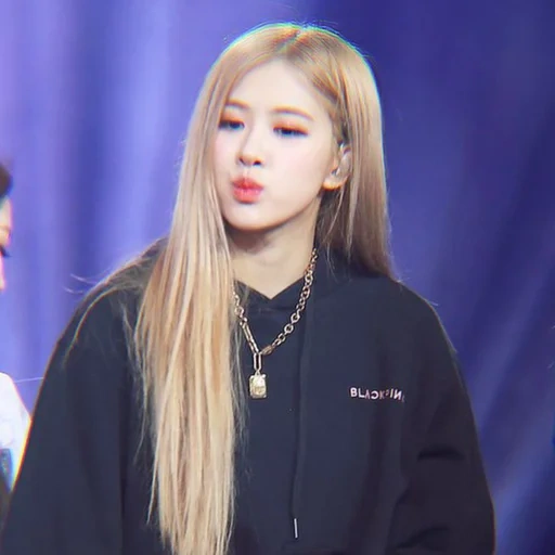 jeune femme, rosé noir, rose noire, chenny blackpink, rose blackpink est petit