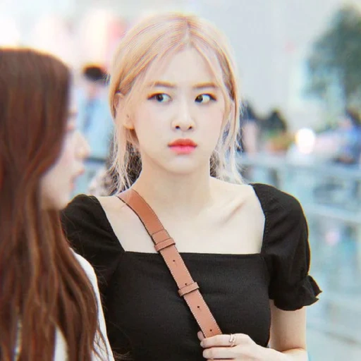 exy, chica, blackpink ros, rose blackpink, aeropuerto rosa en polvo negro