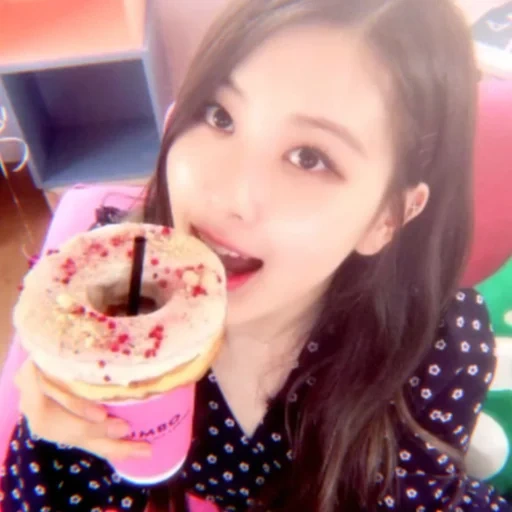 cewek-cewek, rose blackpink, rose black pink, gadis-gadis cantik, rose blackpink makan