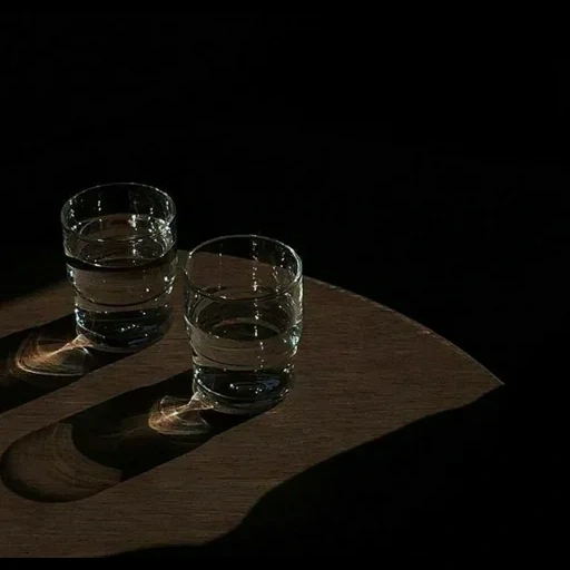 de l'alcool, bade de vodka, la nuit est sombre, un verre de vodka, s'arrêter avec la vodka