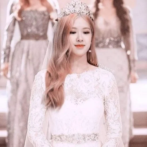 anna gray, adelaide kane kingdom, rosa rainha blackpink, nome do participante garota, vestido de casamento da rainha