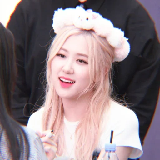 la ragazza, jin ji show, polvere nera, roze van sein, blackpink rosé