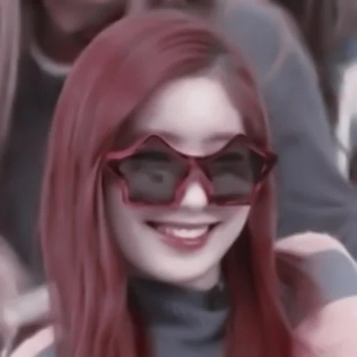 jeune femme, san deux fois, megan turney, dahyun deux fois, sourire noir rose