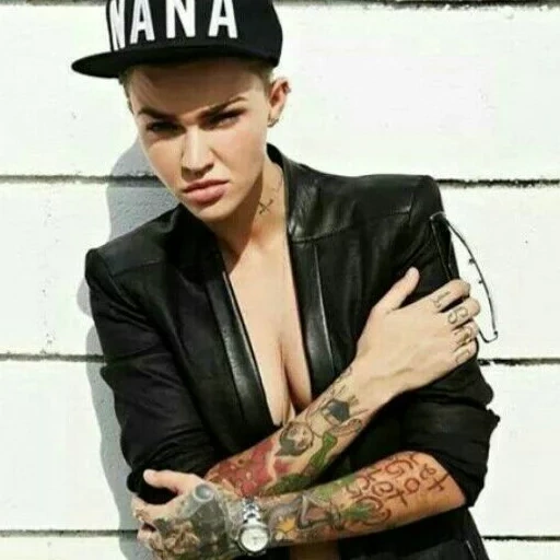 rubi rosa, ruby rose vicki, ruby rose dike, tomboy ruby rose, traje rosa rubi