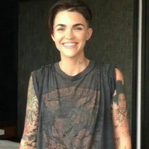 ruby rose, gunting mawar ruby, ruby cage instagram, ruby rose tongbo potongan rambut, ruby ross kaja langenheim