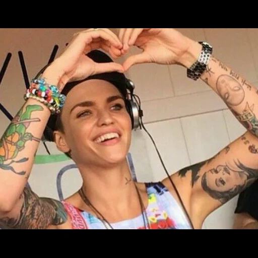 ruby rose, ruby rose 2018, tatuaje de rosa rubí, ruby rose djing, raptor de rosa rubí