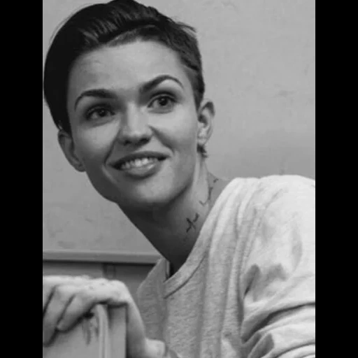 ruby rose, stella carlin, oranye populer di musim ini, ruby rose orange, stella carlin ruby rose