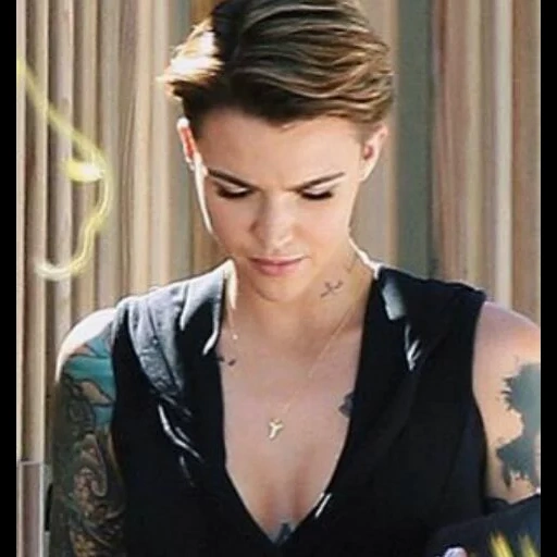 anak muda, ruby rose, gunting mawar ruby, oranye populer di musim ini, ruby rose tongbo potongan rambut