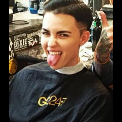 ruby rose, ruby rose miras, tijeras de rosa rubí, ruby rose andat carter, ruby rose a través del corte de pelo bo