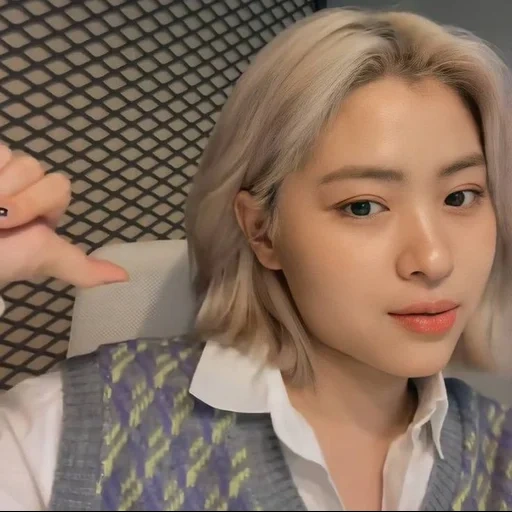 yuna, twise zhikha, korean makeup, korean haircuts, ryujin without makeup