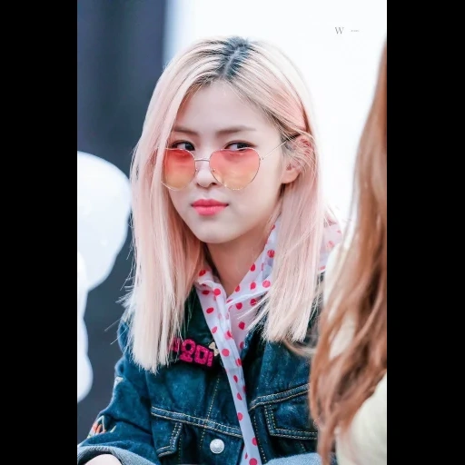 kpop, jeune femme, girls korea, groupe de rugin itzy, rose blackpink kil zis love