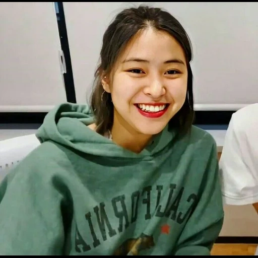 mujer joven, itzy ryujin, dos veces dahyun, actrices coreanas, ryujin itzy sonrisa