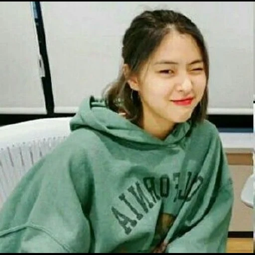 la ragazza, itzy ryujin, attore coreano, ryujin itzy sorride, meme femmina ragazza