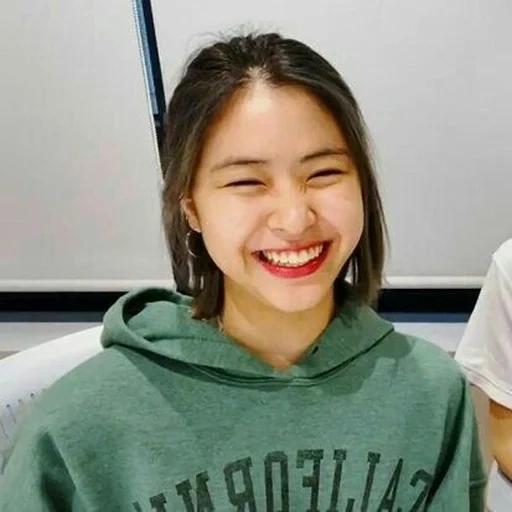 mujer joven, itzy ryujin, dos veces dahyun, actrices coreanas, ryujin itzy sonrisa