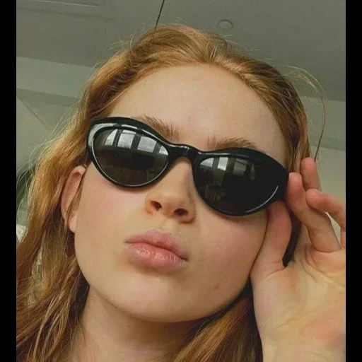 lentes, mujer joven, la actriz es roja, gafas de sol