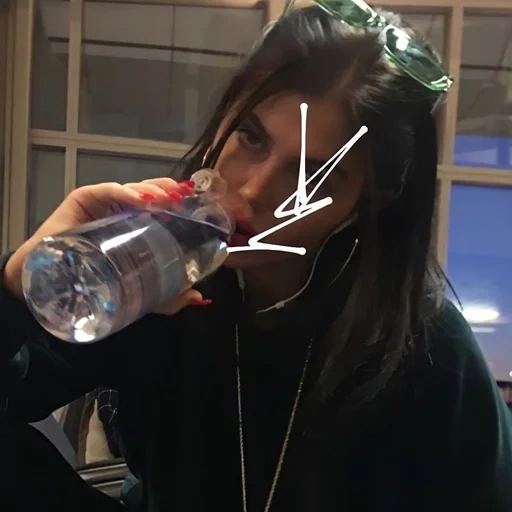 kinder, madison bill, instagram story, flaschen mädchen, mädchen mit einer flasche wein